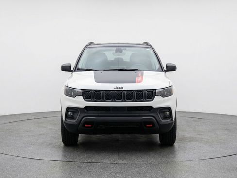 Used 2025 Jeep Compass Trailhawk AWD/4WD image 2