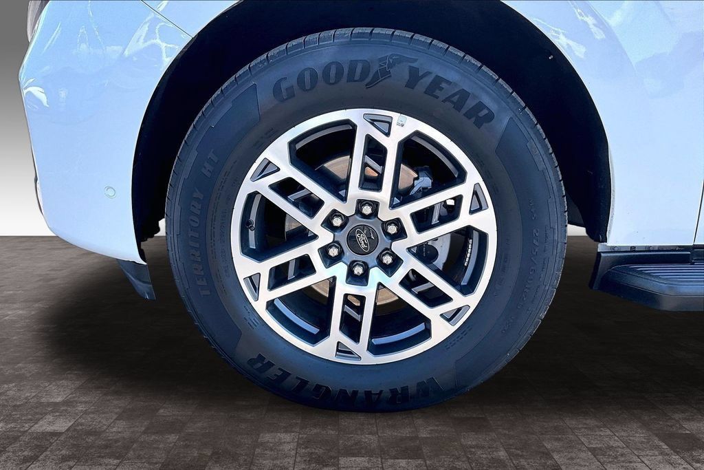 Used 2025 Ford Expedition Active RWD image 35