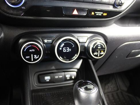 Used 2023 Hyundai Venue Limited FWD image 17