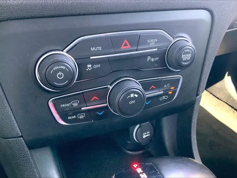 Used 2020 Dodge Charger SXT w/ Leather Interior Group RWD image 28