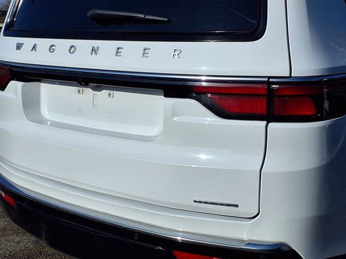 Certified 2024 Jeep Wagoneer L Series III w/ Flexible Seating Group image 26