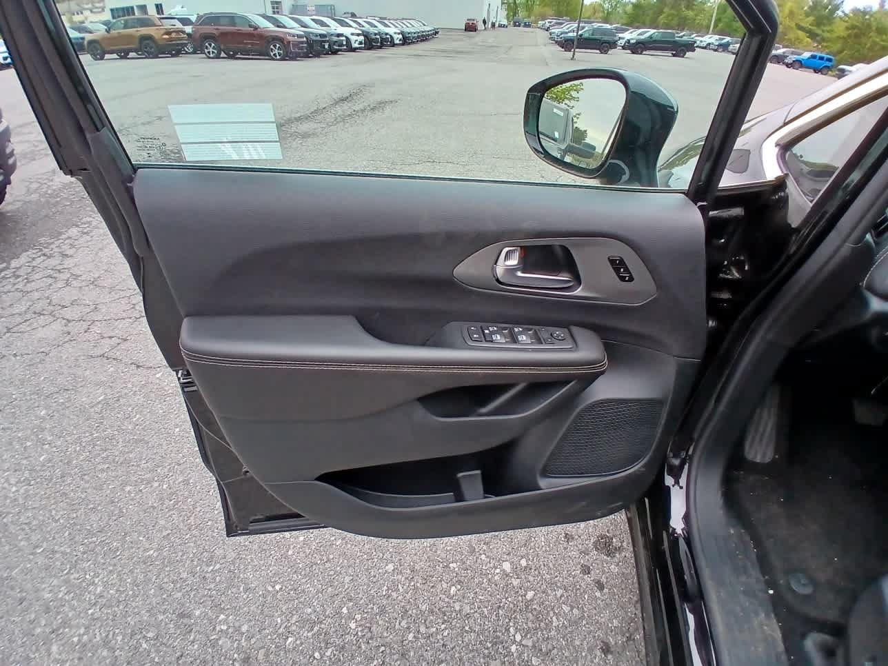 New 2027 Chrysler Pacifica Select FWD image 9