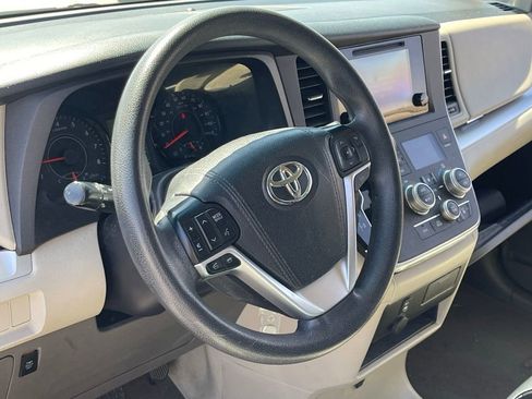 Used 2017 Toyota Sienna LE FWD image 6