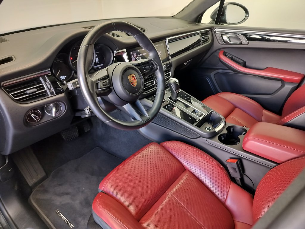 Certified 2024 Porsche Macan Turbo AWD/4WD image 4
