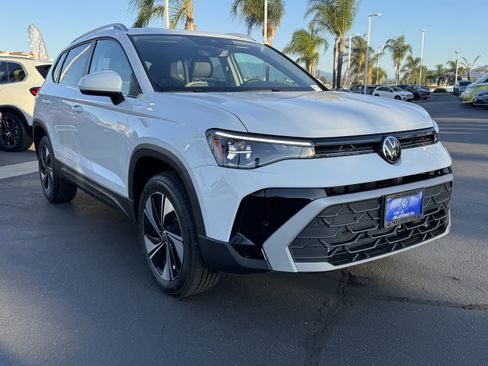 New 2025 Volkswagen Taos SE image 2