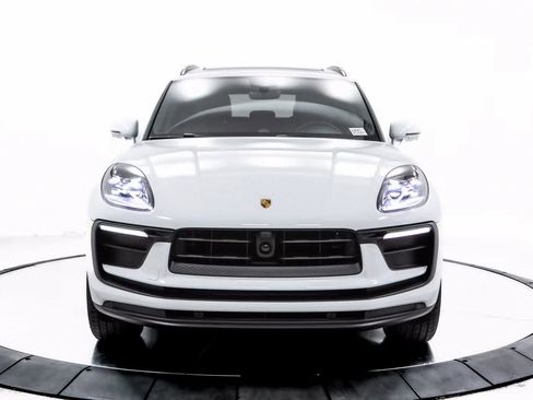 Certified 2025 Porsche Macan AWD/4WD image 10