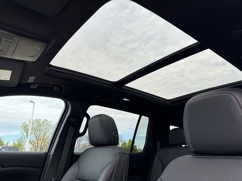 New 2026 Chevrolet Traverse LT w/ Sun and Wheel Package AWD/4WD image 16