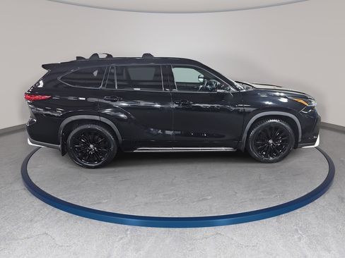 Used 2023 Toyota Highlander XSE FWD image 4