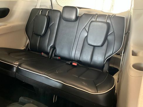 Used 2023 Chrysler Pacifica Limited FWD image 9