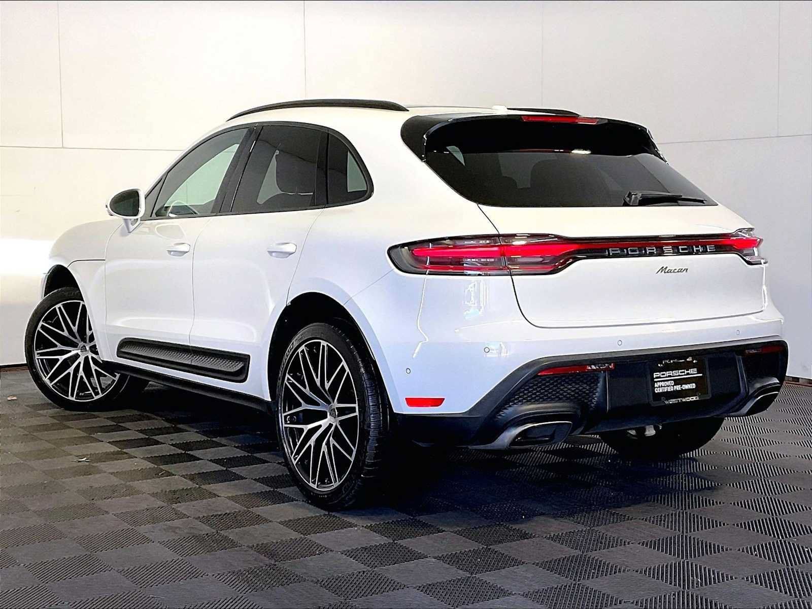 Certified 2023 Porsche Macan AWD/4WD image 3