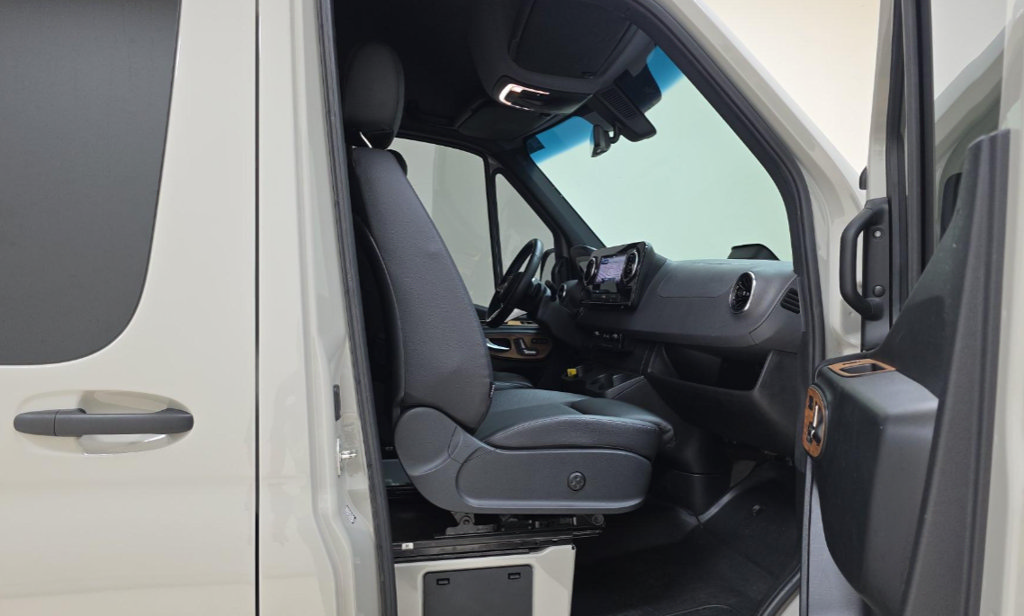 Used 2025 Mercedes-Benz Sprinter 2500 image 8
