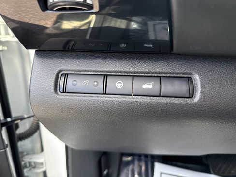 Used 2025 Nissan Pathfinder SV AWD/4WD image 22