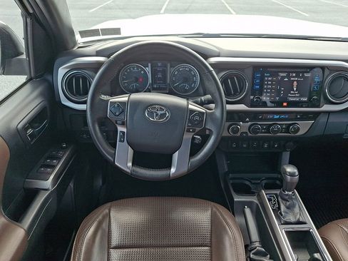 Used 2017 Toyota Tacoma Limited w/ Tow Package AWD/4WD image 11