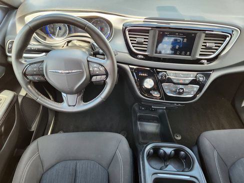 Used 2020 Chrysler Pacifica Touring w/ S Appearance Package FWD image 33