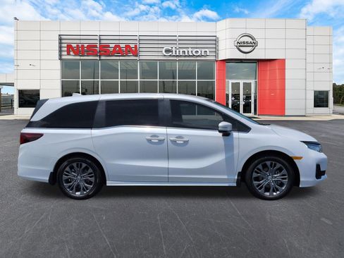Used 2025 Honda Odyssey Touring image 2