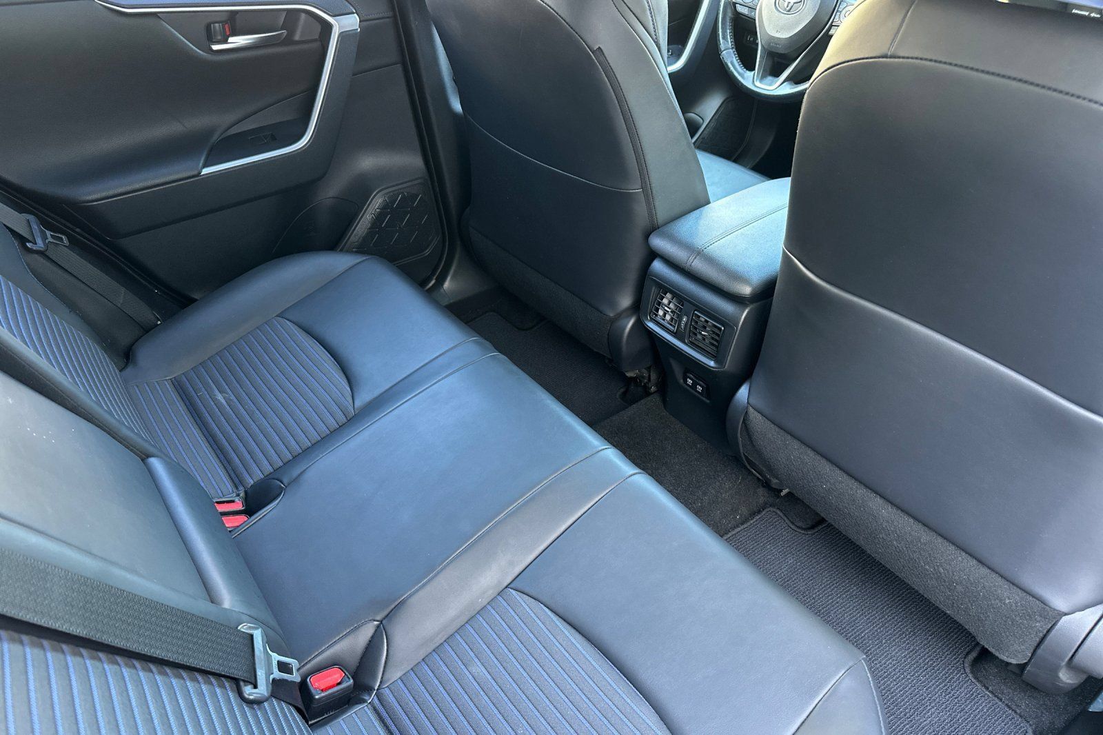 Used 2019 Toyota RAV4 XSE w/ Carpet Mat Package AWD/4WD image 18