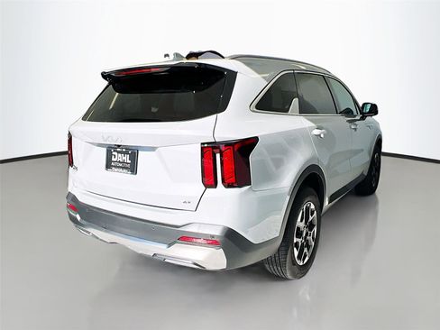 Used 2025 Kia Sorento S image 7
