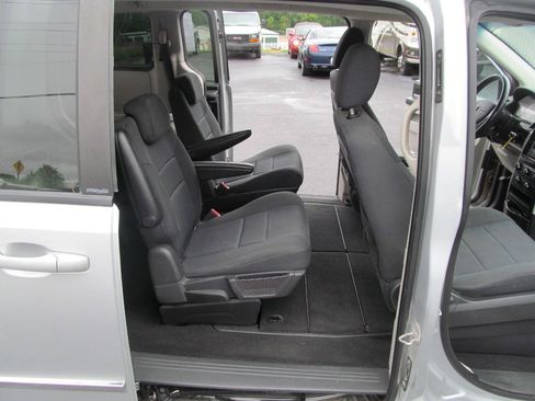 Used 2010 Dodge Grand Caravan SXT FWD image 16