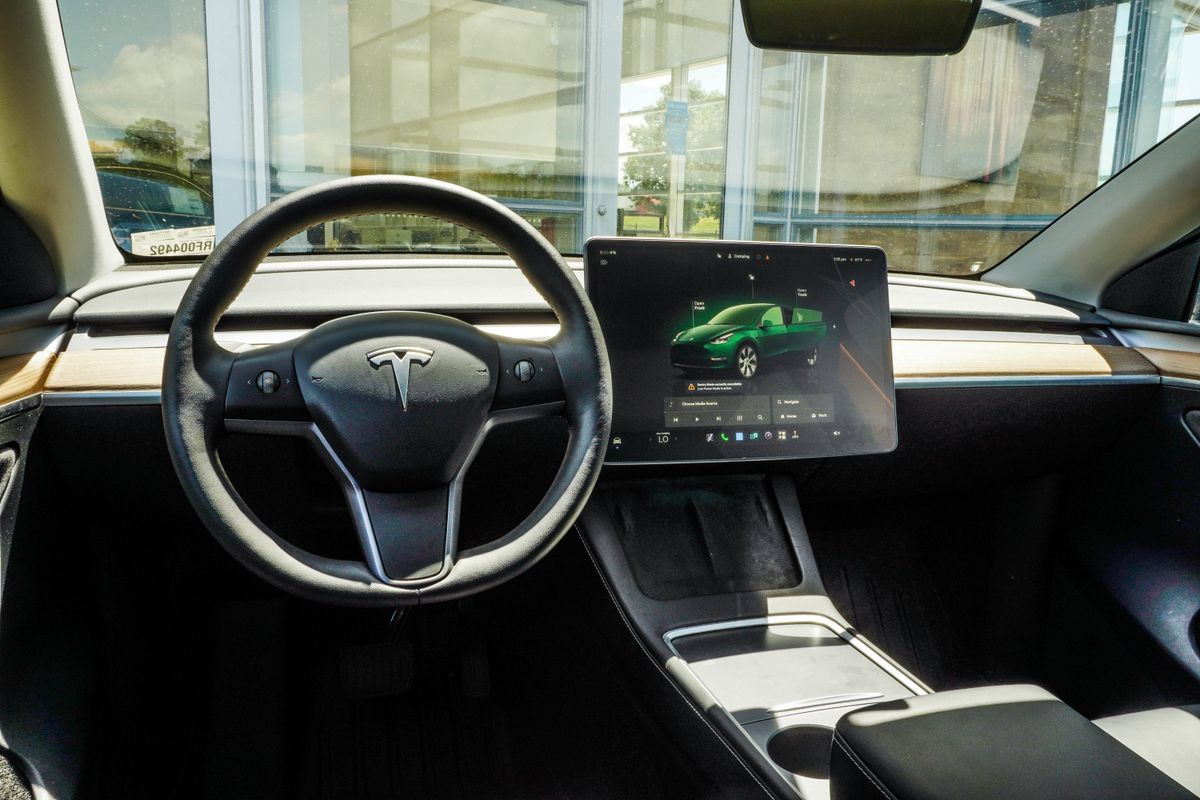 Used 2024 Tesla Model Y Long Range AWD/4WD image 16