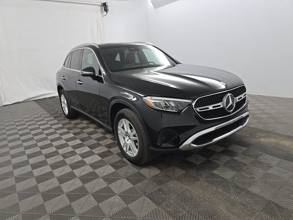 Used 2025 Mercedes-Benz GLC 300 4MATIC image 3