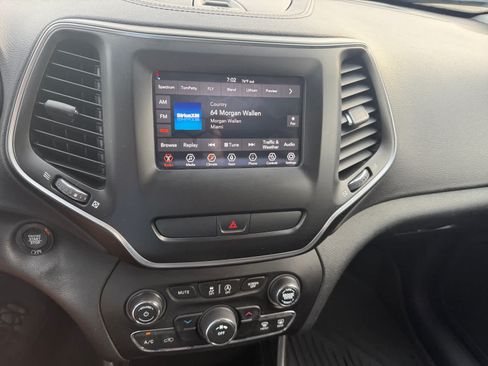 Used 2019 Jeep Cherokee Latitude Plus w/ Cold Weather Group AWD/4WD image 12
