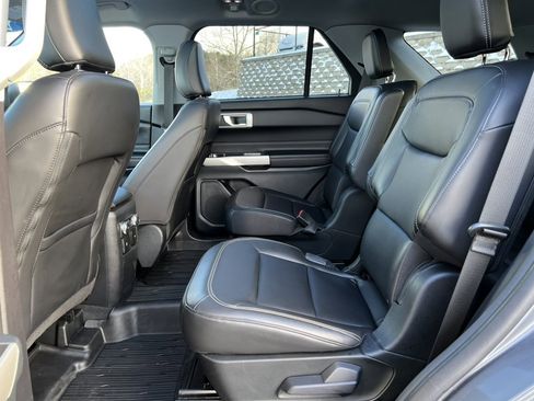 Certified 2022 Ford Explorer XLT w/ Equipment Group 202A image 5