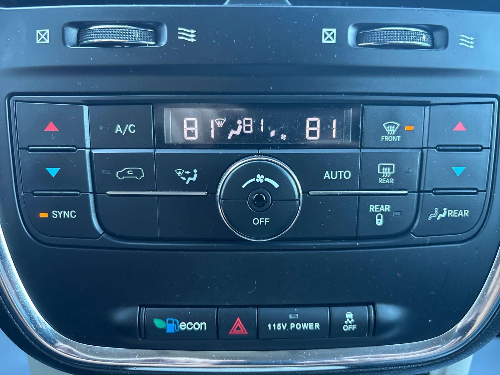 Used 2016 Chrysler Town & Country Touring FWD image 38