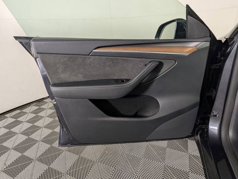 Used 2024 Tesla Model Y Long Range RWD image 25