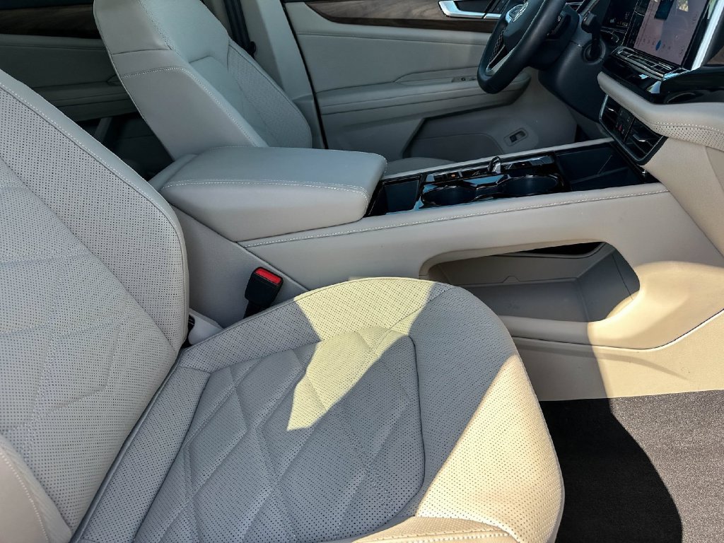 Used 2024 Volkswagen Atlas SE w/ Panoramic Sunroof Package FWD image 26