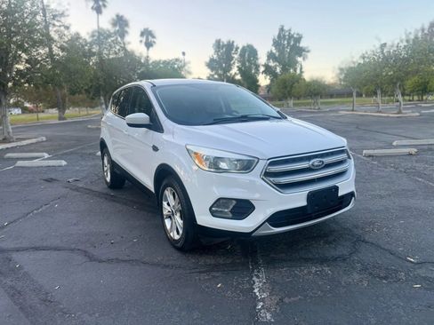 Used 2017 Ford Escape SE FWD image 1