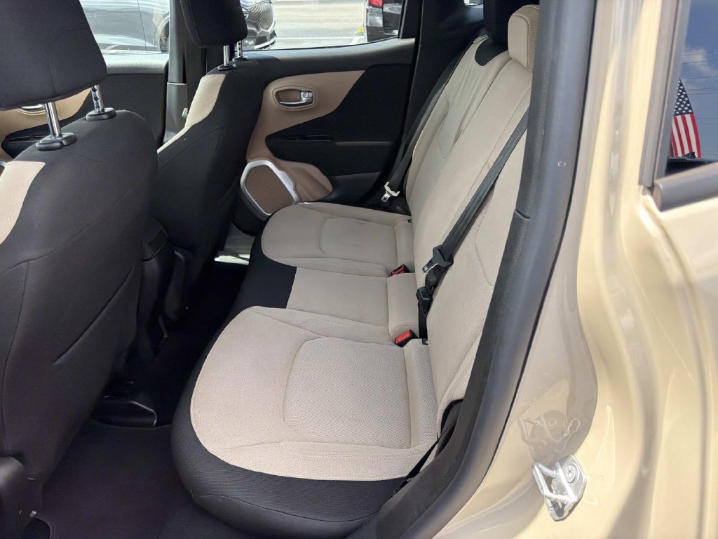 Used 2016 Jeep Renegade Latitude FWD image 14