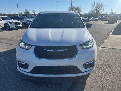 Used 2024 Chrysler Pacifica Touring-L image 8