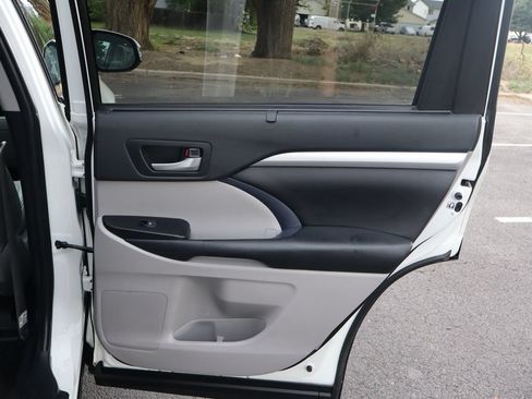 Used 2019 Toyota Highlander XLE AWD/4WD image 28