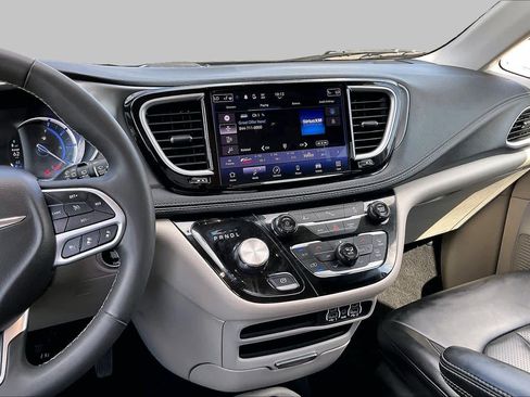 Used 2023 Chrysler Pacifica Touring-L FWD image 7