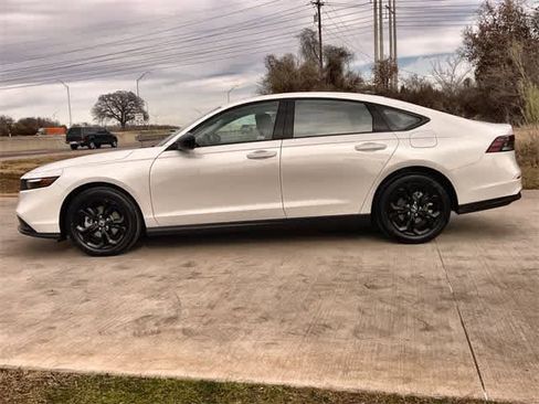 Certified 2025 Honda Accord SE image 4