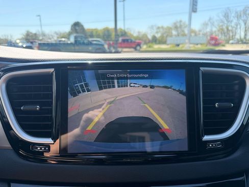 Used 2025 Chrysler Pacifica Select FWD image 21
