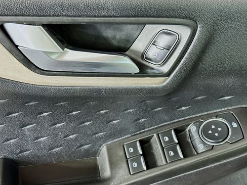 Used 2020 Ford Escape SE image 23