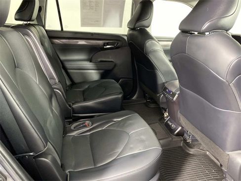 Used 2023 Toyota Highlander Limited image 12
