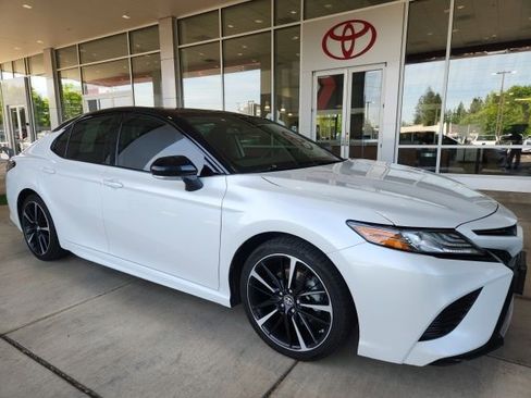 Used 2019 Toyota Camry XSE w/ Navigation Package FWD image 4