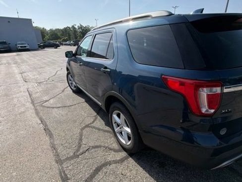 Used 2017 Ford Explorer XLT AWD/4WD image 7