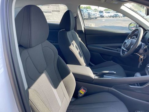 Certified 2025 Hyundai Elantra SE image 49