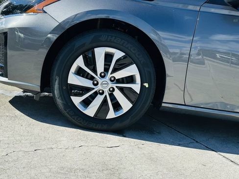 Used 2025 Nissan Altima 2.5 S FWD image 11