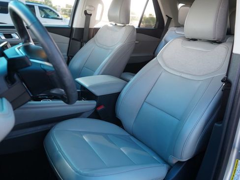 Used 2025 Ford Explorer Active w/ Active Comfort Package RWD image 16