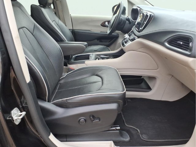 Used 2023 Chrysler Pacifica Limited FWD image 23