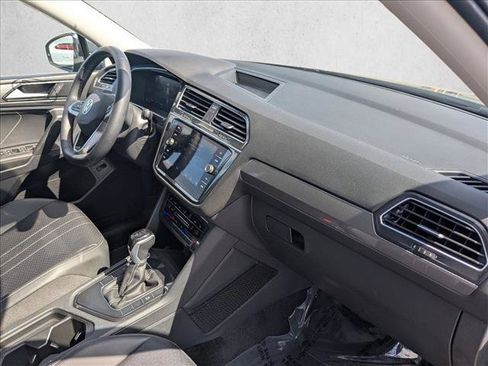 Used 2024 Volkswagen Tiguan SE w/ Panoramic Sunroof Package FWD image 21
