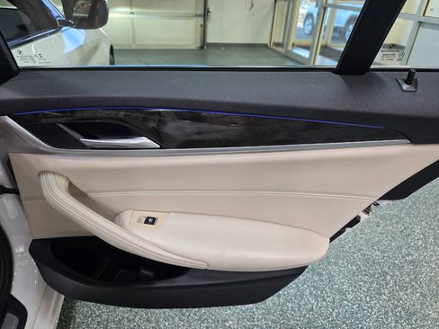 Used 2018 BMW 530e xDrive image 24