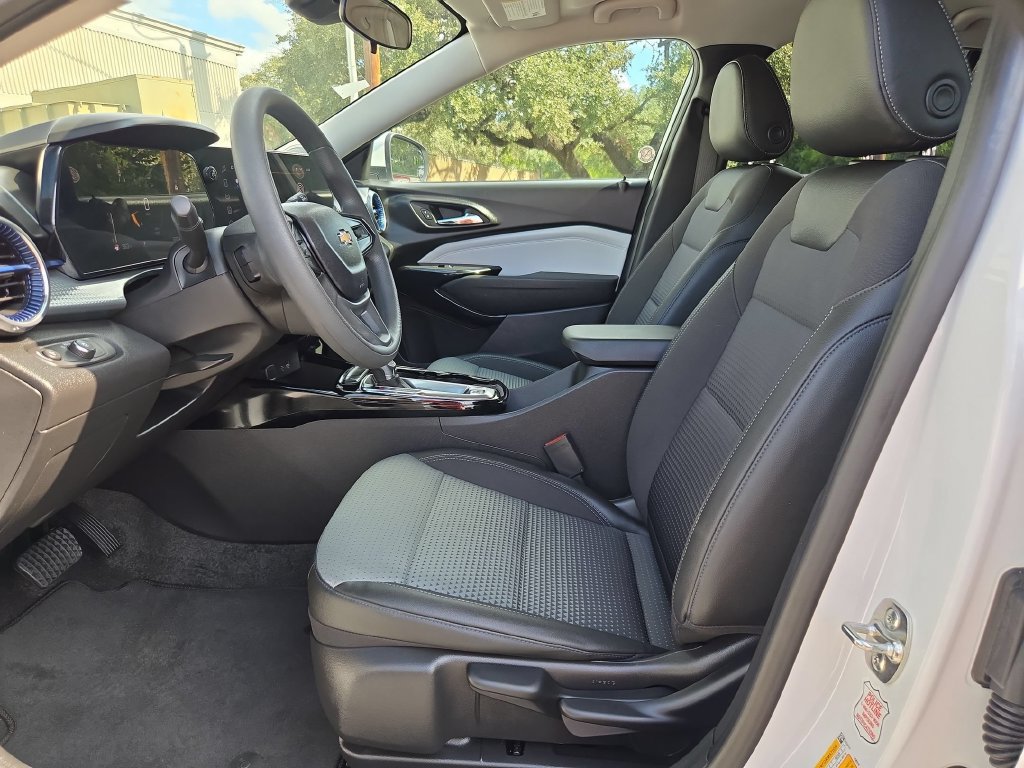 Used 2026 Chevrolet Trax LT FWD image 25