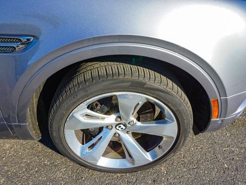Used 2017 Bentley Bentayga AWD/4WD image 55