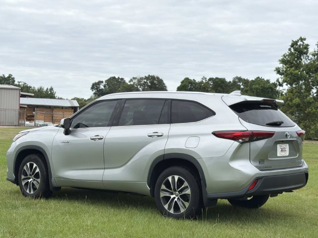 Used 2021 Toyota Highlander XLE AWD/4WD image 8