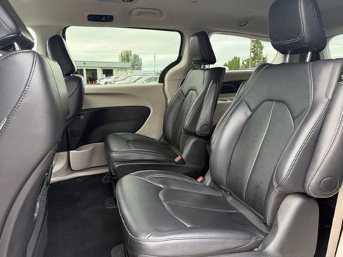 Used 2024 Chrysler Pacifica Limited FWD image 17